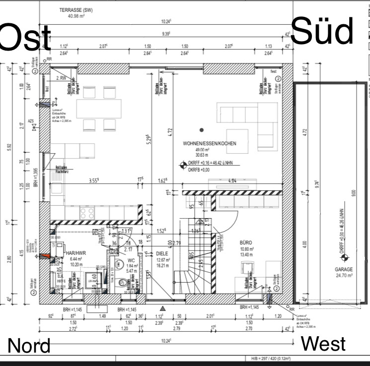 Grundriss eines Hauses: Wohnzimmer, Küche, Essbereich, Büro, Diele, Bad, HWR, Garage.