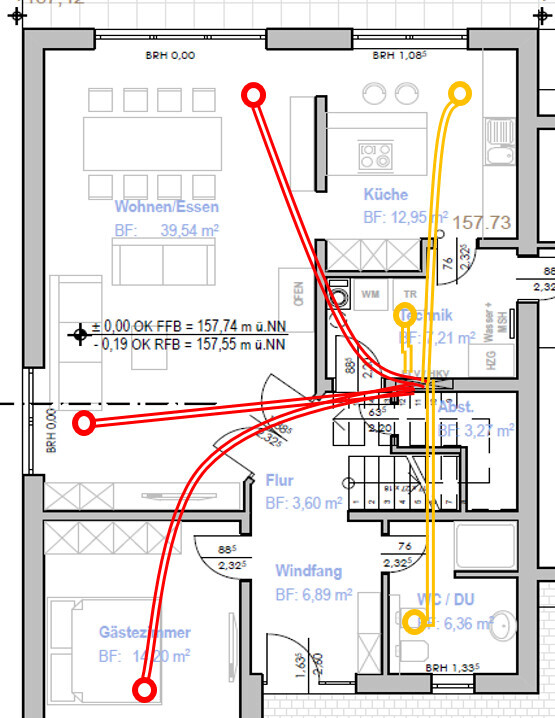 Grundriss einer Wohnung mit roten und gelben Wegen durch Wohnzimmer, Küche, Flur, Gästezimmer.