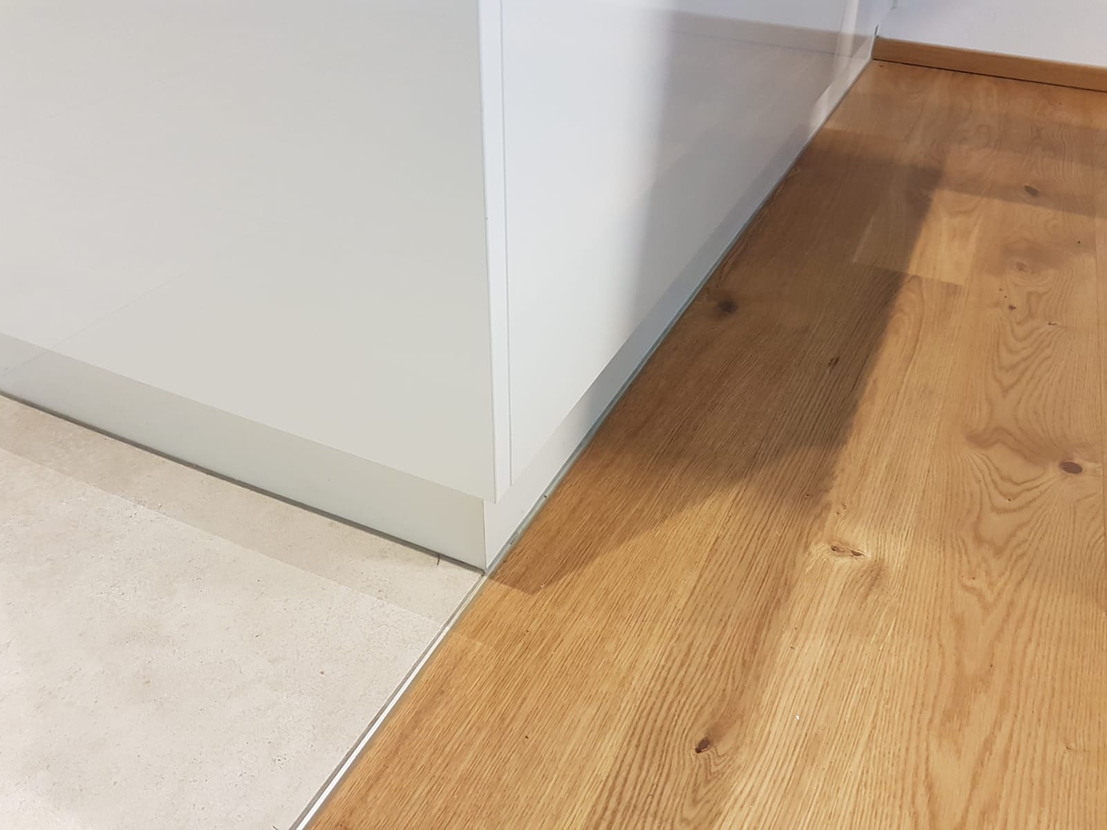 offener-wohnbereich-mit-kueche-welche-bodenmaterialien-476045-2.JPG