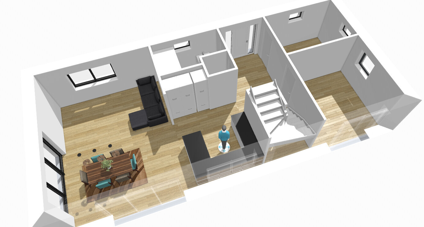 Offener Wohn-/Essbereich mit Esstisch, Sofa, Küchenzeile, Treppe, Person und Holzboden.