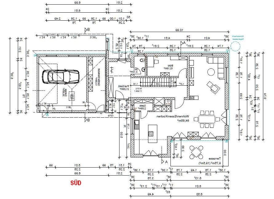 Grundriss eines Hauses: Garage mit Auto, offener Wohn-/Essbereich, Küche, Treppe, Süden.