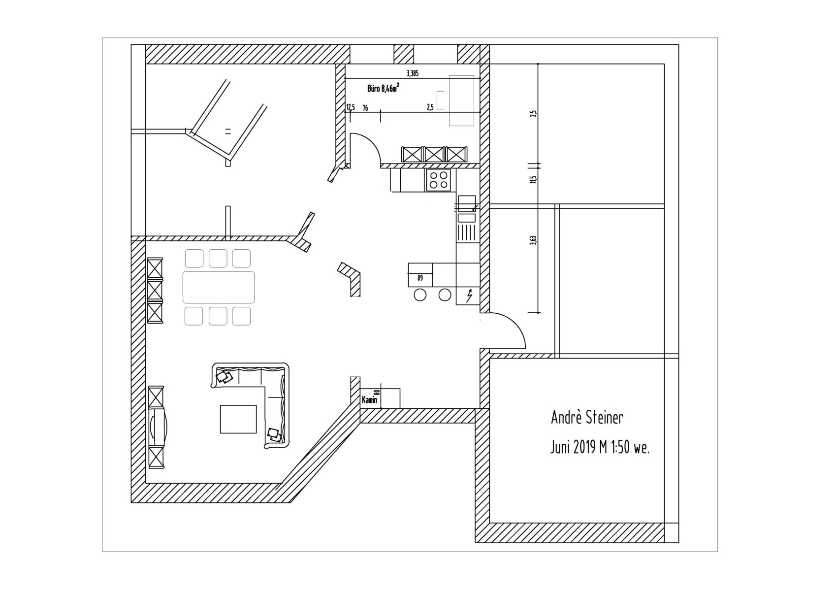 Grundriss eines Wohn- und Küchenbereichs mit Esstisch, Sofa, Kamin und Arbeitsbereich.