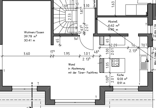 Grundriss: Wohn-/Essbereich mit Küche, Treppe und Abstellraum, Maßangaben in Metern.