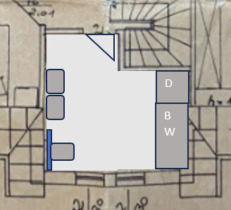 2D-Grundriss eines offenen Wohnzimmers mit Sitzgelegenheiten links und Badbereich rechts.