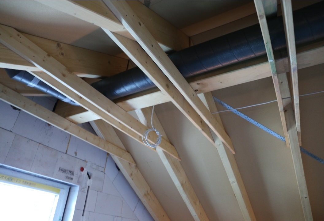 offenes-rohbau-dachkonstruktion-holz-tragwerk-im-bau.jpg