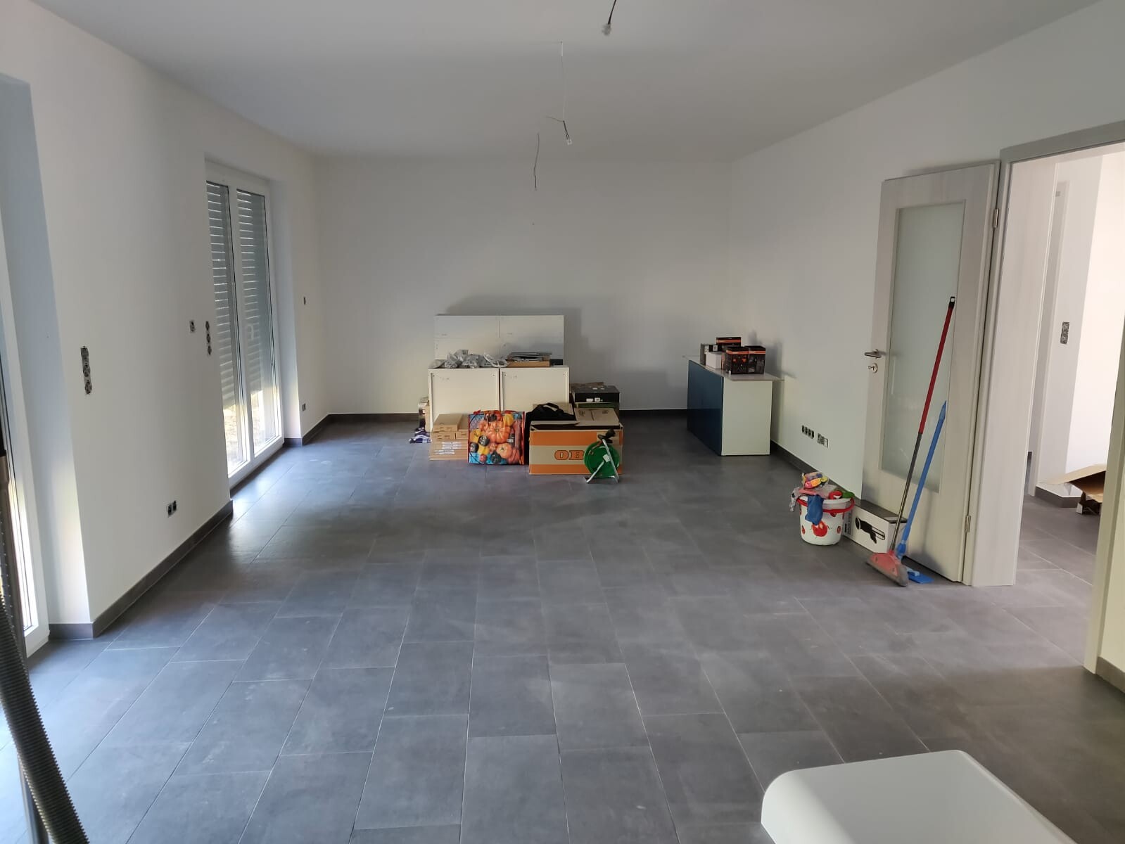 offenes-wohnzimmer-umbau-heller-fliesenboden.jpeg