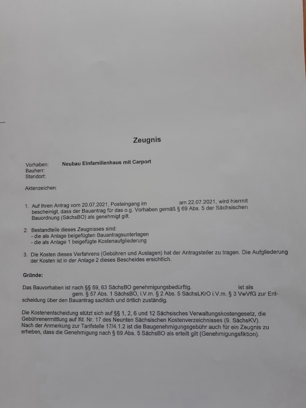 Zeugnis: Amtliches Dokument zur Genehmigung eines Neubau-Einfamilienhauses mit Carport.