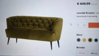 Olivgruenes gepolstertes Sofa mit Knopf-Details im Wohnzimmer