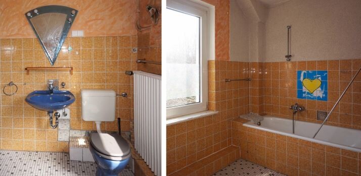 Badezimmer mit orange Kacheln, blauem Waschbecken, Toilette, Badewanne, Fenster und Herzbild.
