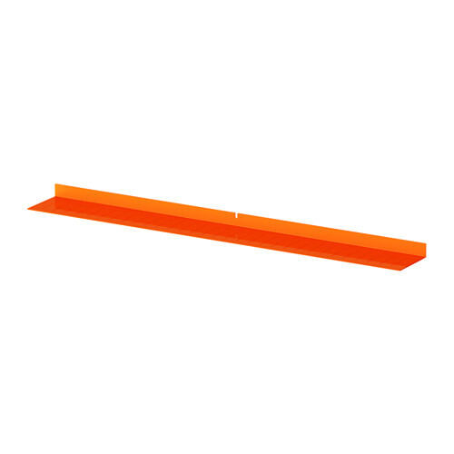 Langer, diagonaler orange Balken im 3D-Render auf weißem Hintergrund