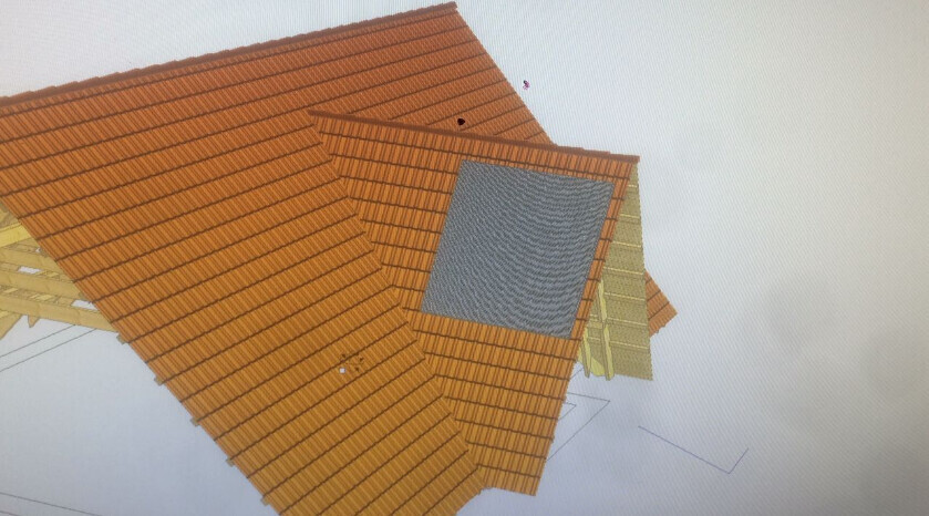 Schräges Dach mit orange Dachziegeln und quadratischem Dachfenster