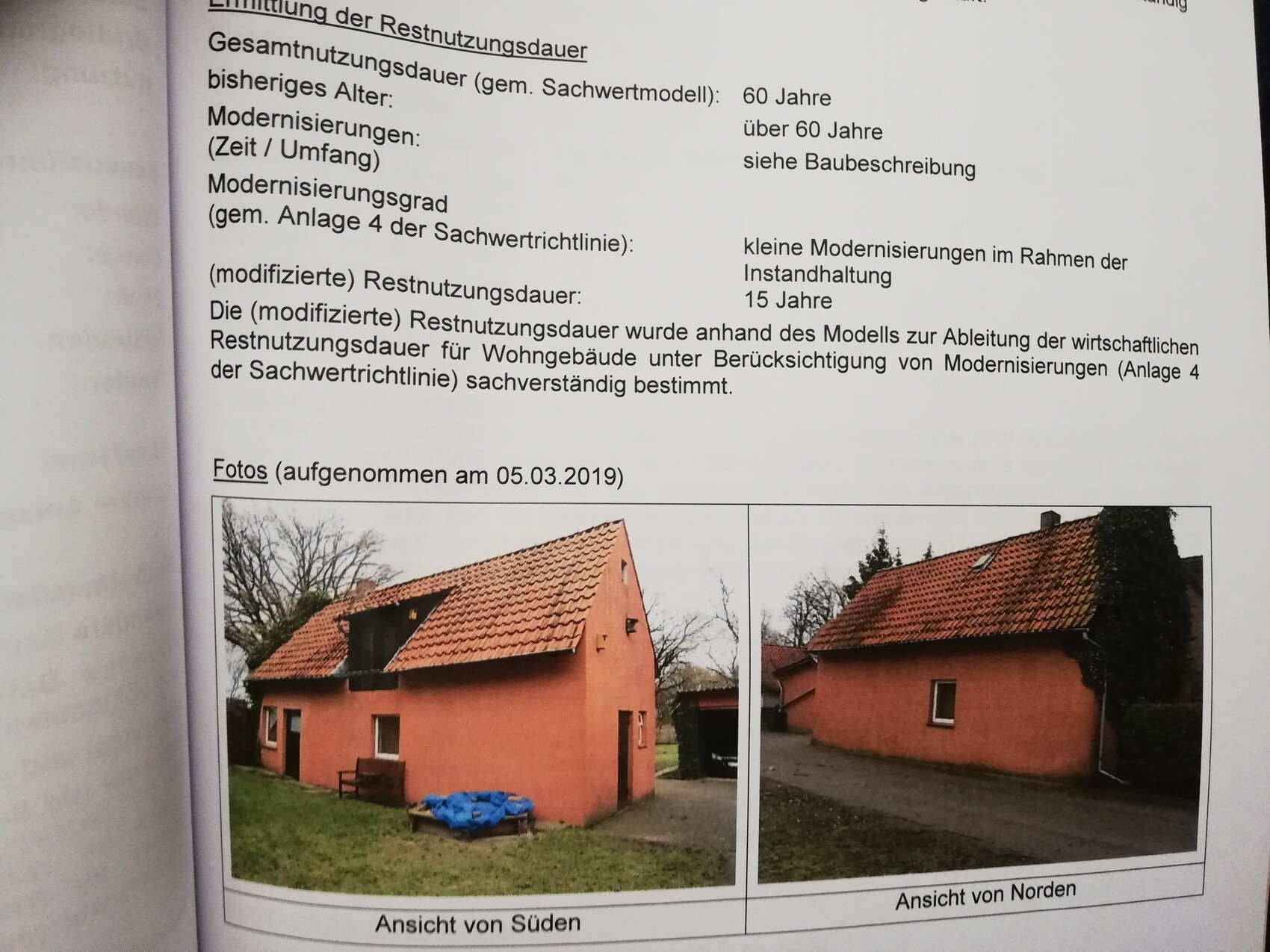 Zwei Ansichten eines orangefarbenen Hauses mit rotem Ziegeldach: Süden und Norden.