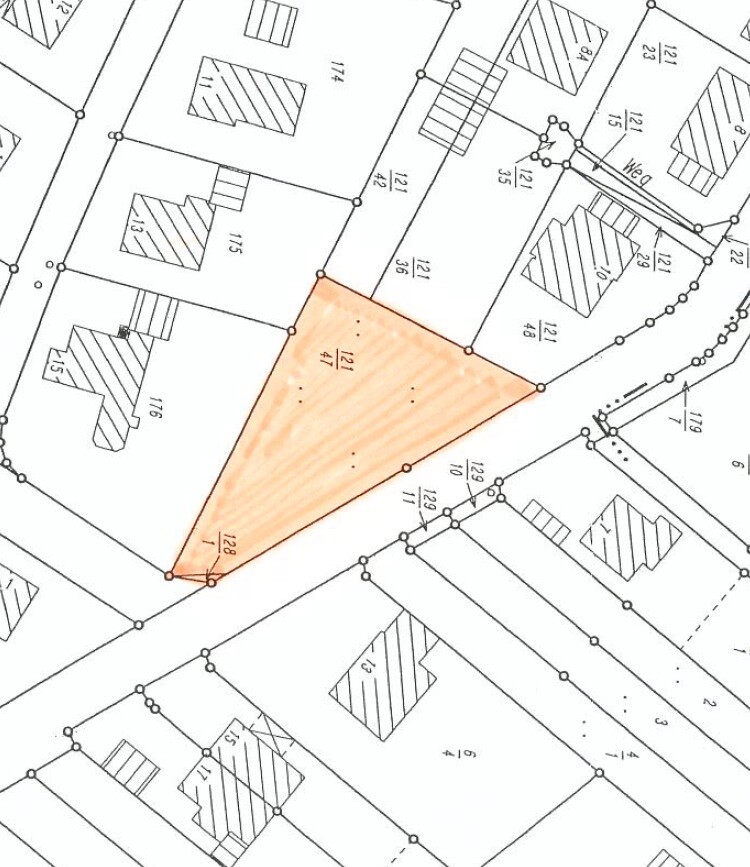 Lageplan mit orangefarbenem dreieckigem Grundstück im Zentrum.