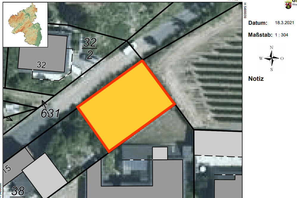 Satellitenbild mit orangefarbenem, rot umrandetem Grundstück in Parzellenkarte.