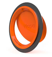 Nahaufnahme eines orangefarbenen runden Kunststoffrings mit schwarzer Umrandung.