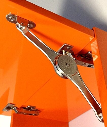 Metallischer Dreifach-Stützarm mit zentralem Rundring im orangefarbenen Schrankinnenraum.
