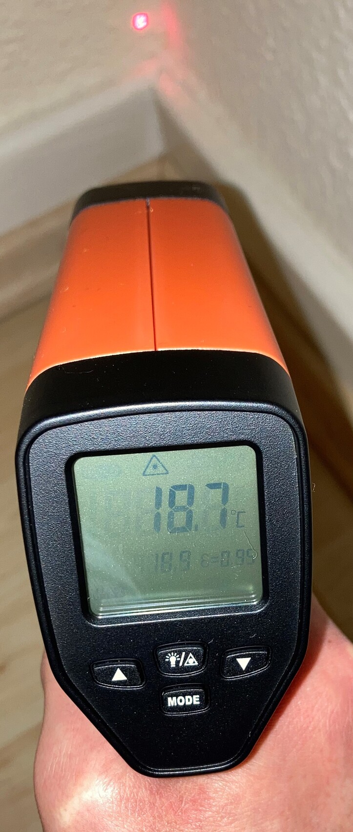 Handliches Infrarot-Thermometer, orange/schwarzes Gehäuse, Display zeigt 18,7°C, roter Laser.