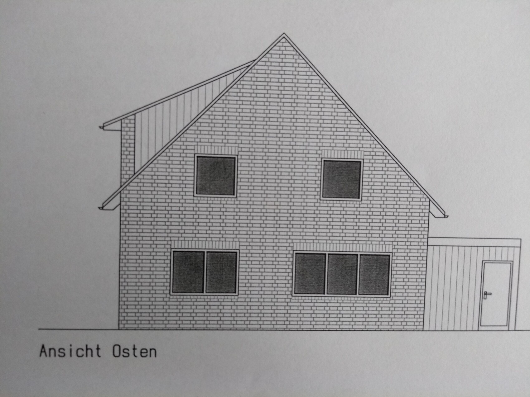 Ansicht Osten eines zweistöckigen Ziegelhauses mit Satteldach, Fenstern und Anbau mit Tür
