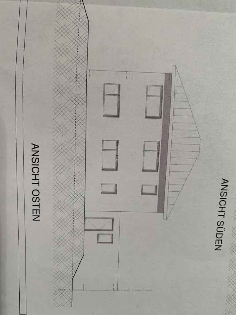 Zweistöckiges Haus mit Satteldach und Fenstern; Ost- und Südansicht beschriftet.