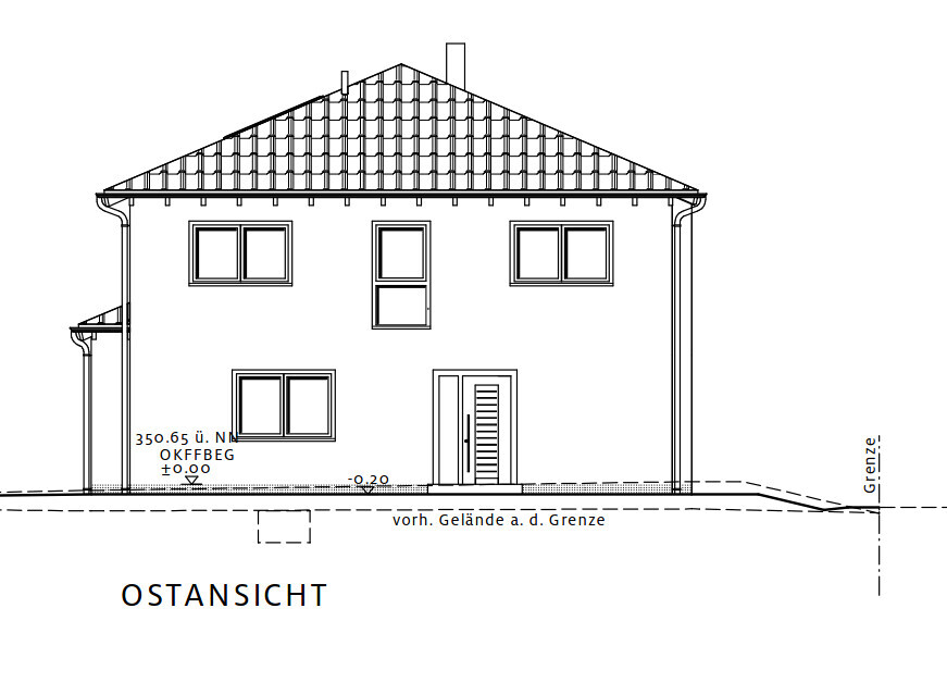 OSTANSICHT eines Hauses mit Dach, Fenstern und Eingangstür in Zeichnung