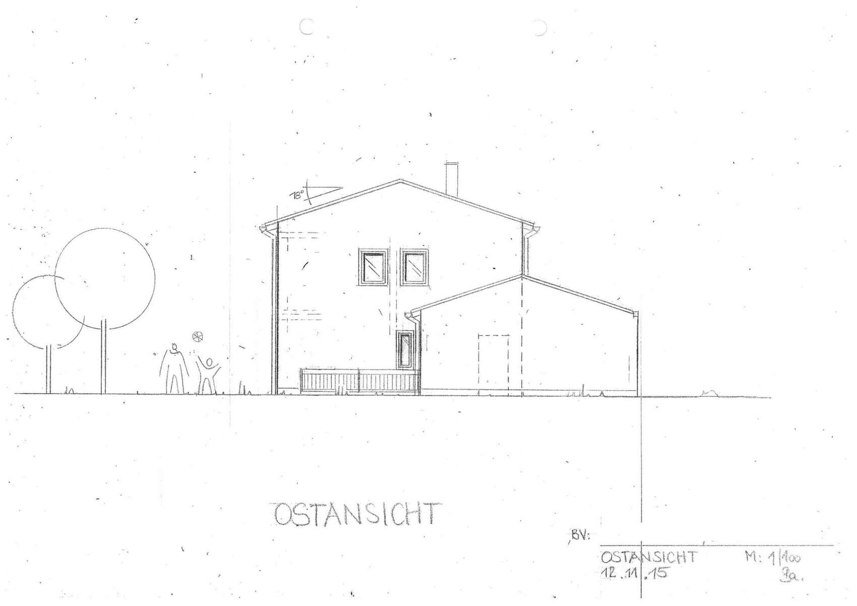 Architekten-Skizze einer Ostansicht eines Hauses mit Dach, Anbau und Bäumen