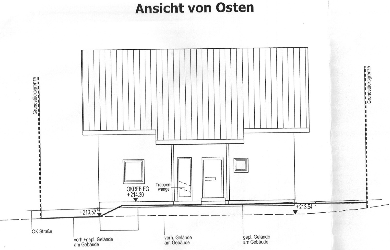 Ostansicht eines Hauses mit hohem Dach, Eingangstür, Treppenstufen und Fenstern.