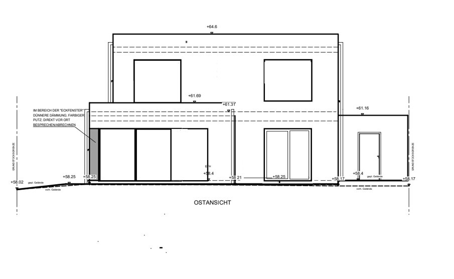 Ostansicht eines modernen, zweigeschossigen Hauses mit großen Fensterfronten und Eingang rechts.