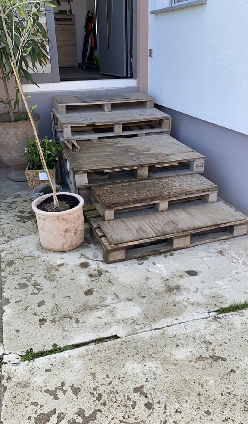 paletten-stufen-eingangstreppe-aussenbereich.jpg