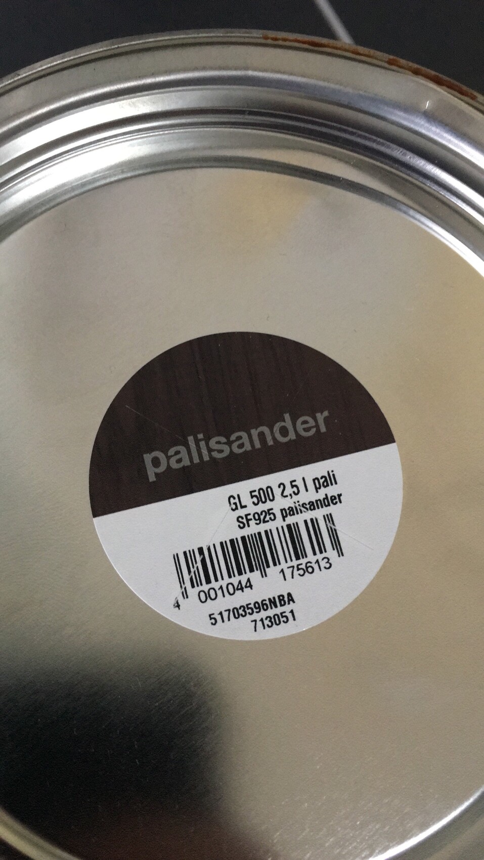 Nahaufnahme einer Metalldose mit Palisander-Farblabel und Barcode