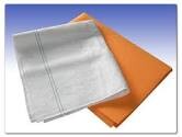 Weißes Blatt Papier liegt neben orangefarbenem Umschlag.