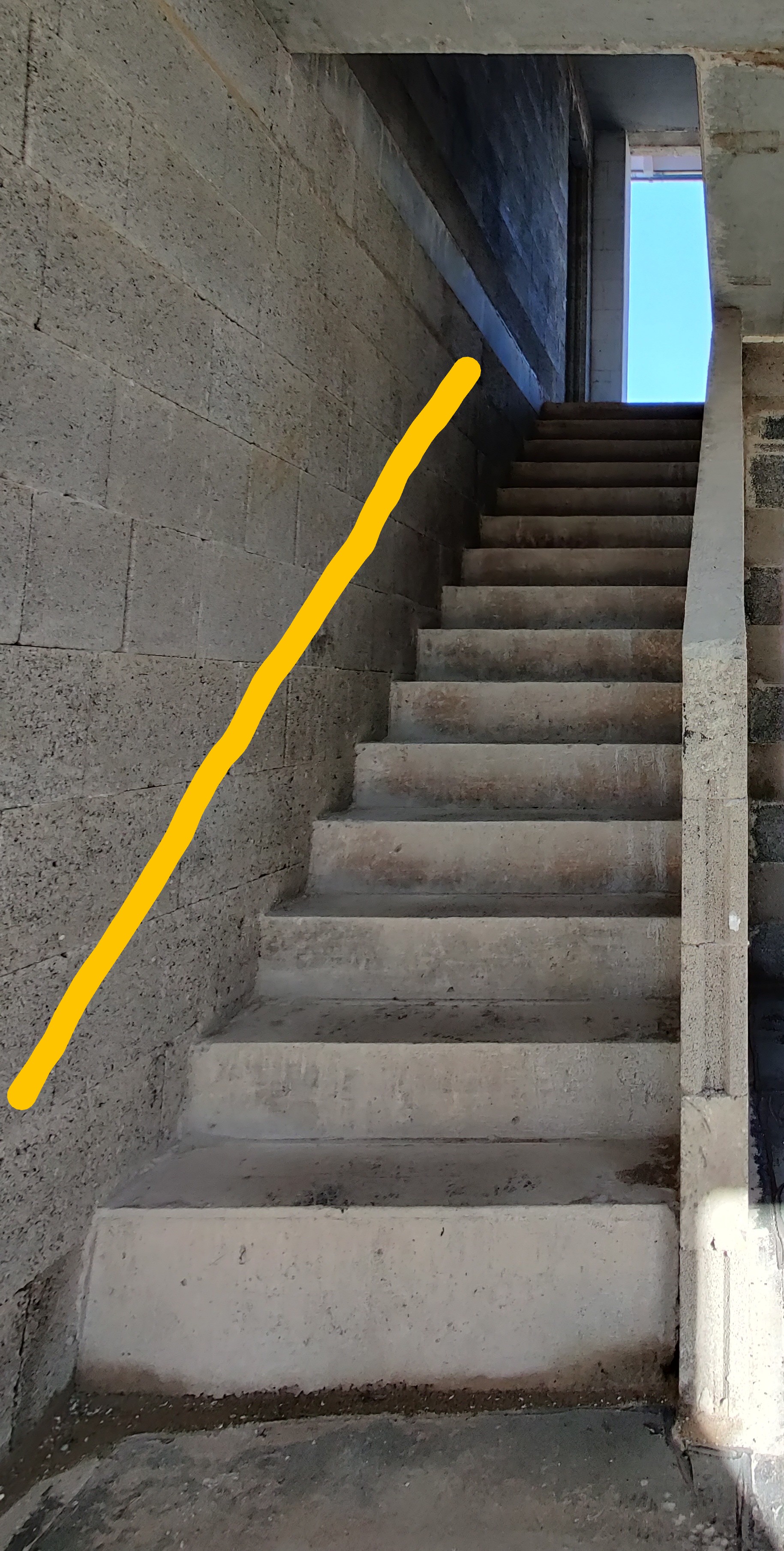 parallel-zur-treppe-ansteigende-led-leiste-476054-1.jpg