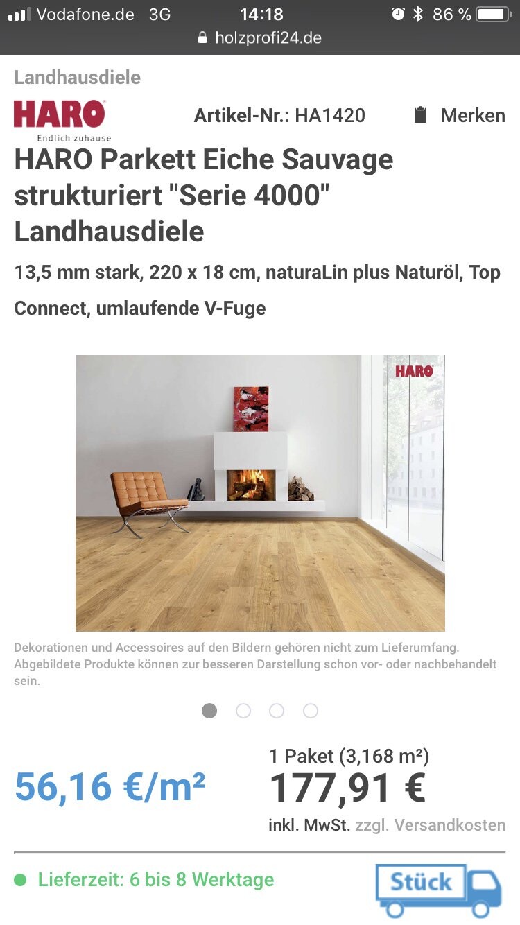 Modernes Wohnzimmer mit Kamin, Feuer, orange Lounge-Stuhl, Holzfußboden, große Fensterfront.