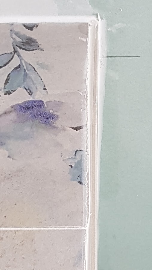 Kleines eingerahmtes Aquarell: violette Blüte auf hellem Hintergrund.
