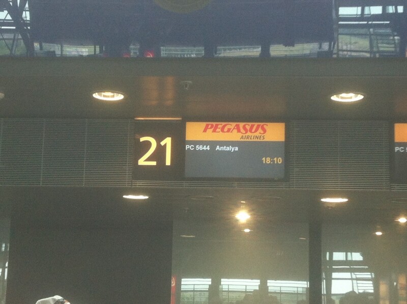 Flughafenanzeige: Gate 21, Pegasus Airlines, Flug PC 5644 nach Antalya, Abflug 18:10.