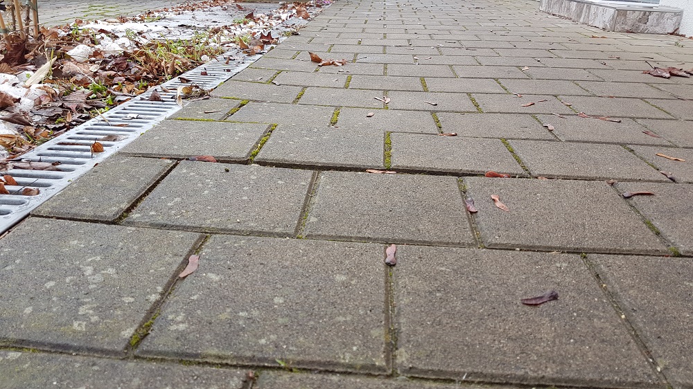 pflastersteine-auf-dem-gehweg-ploetzlich-uneben-169069-2.jpg
