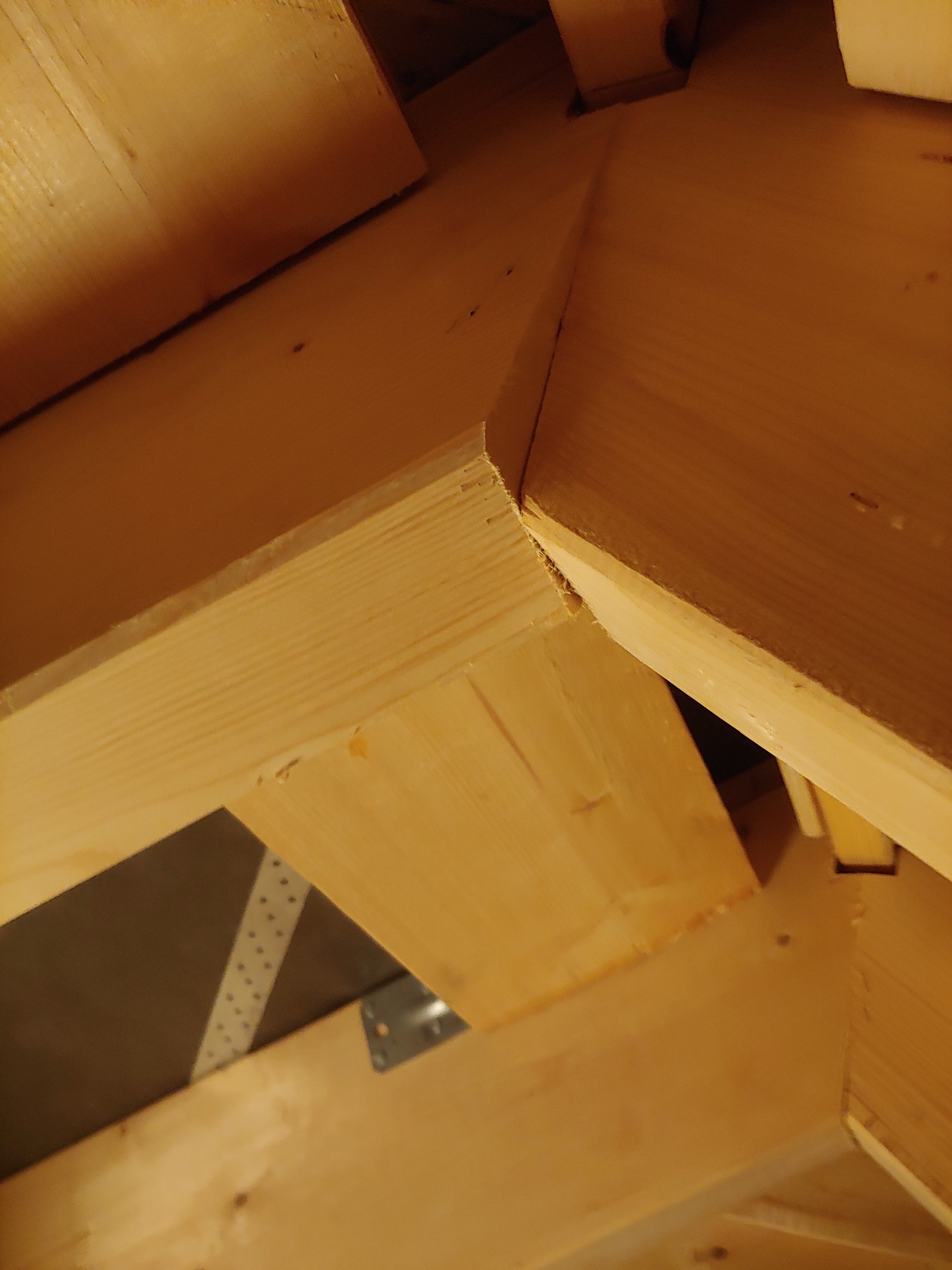 pfusch-im-dachgeschoss-hoelzer-schief-zusammen-gebaut-482383-1.jpg