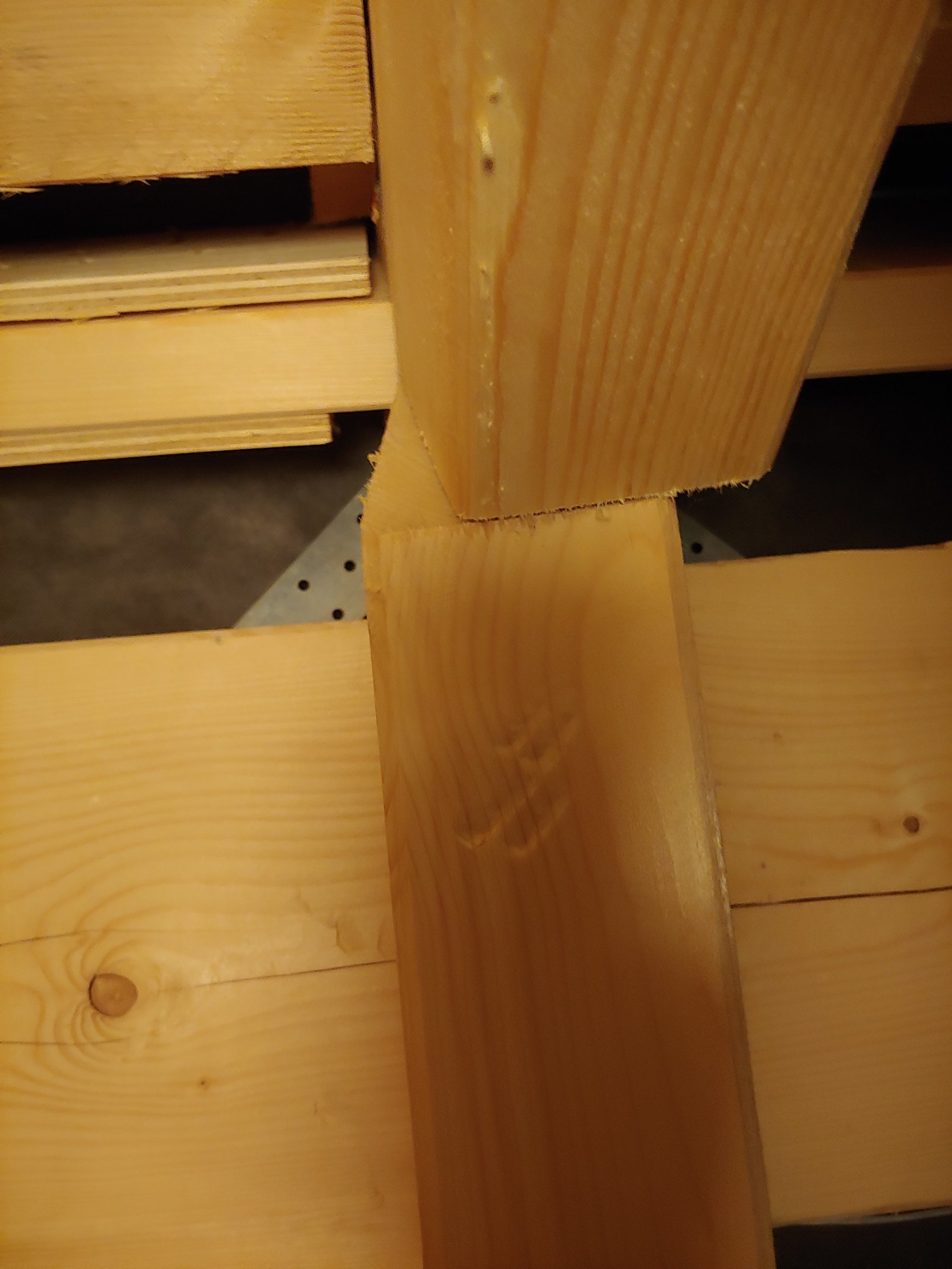 pfusch-im-dachgeschoss-hoelzer-schief-zusammen-gebaut-482383-2.jpg