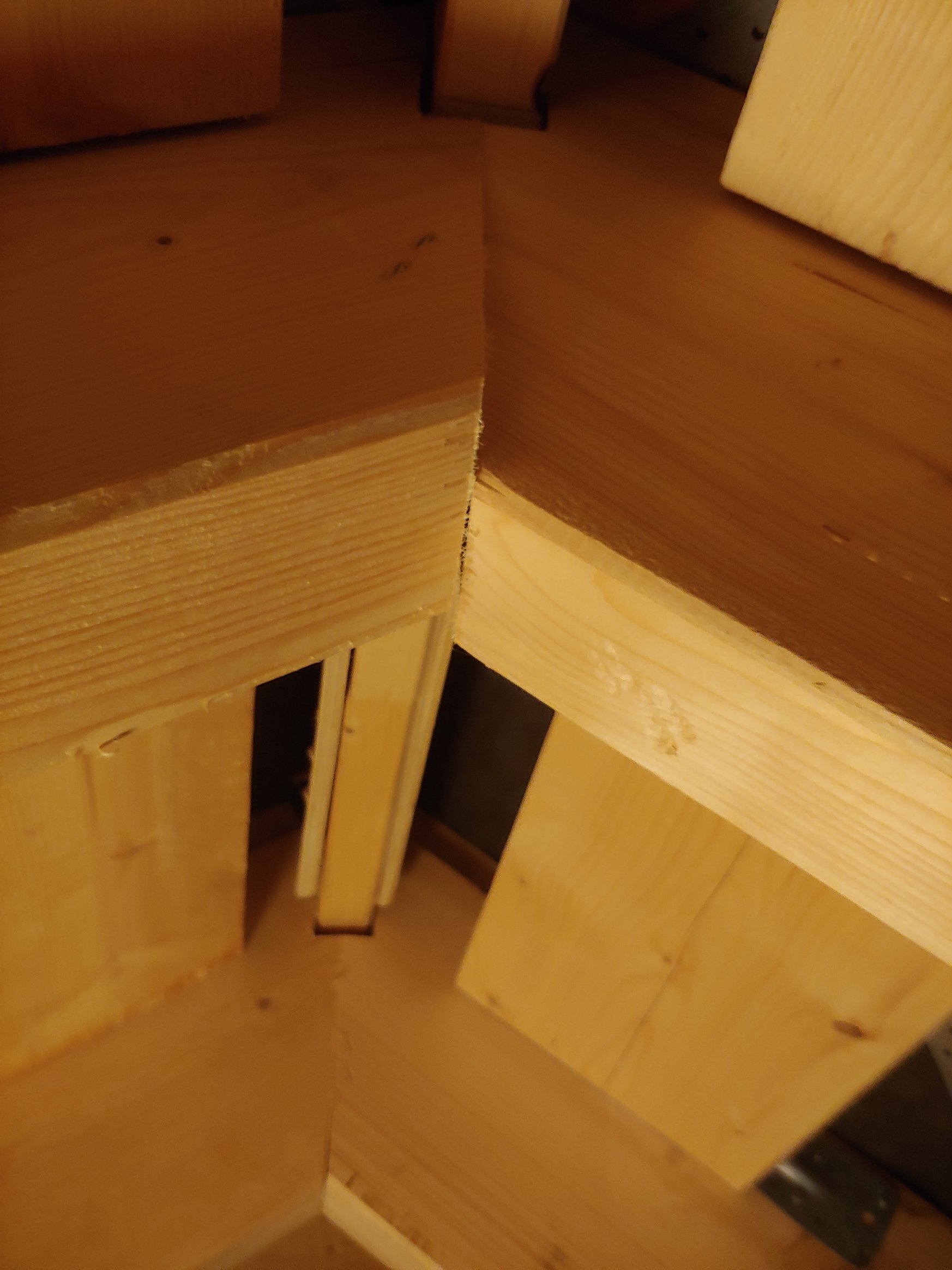 pfusch-im-dachgeschoss-hoelzer-schief-zusammen-gebaut-482383-3.jpg