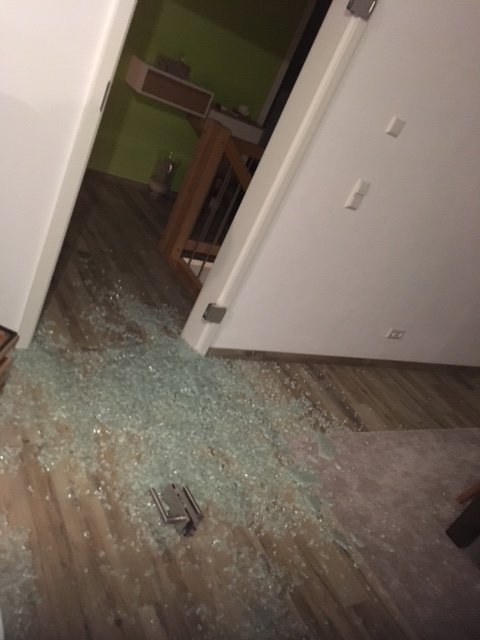 ploetzlich-zersprungene-glastuere-246126-1.jpeg