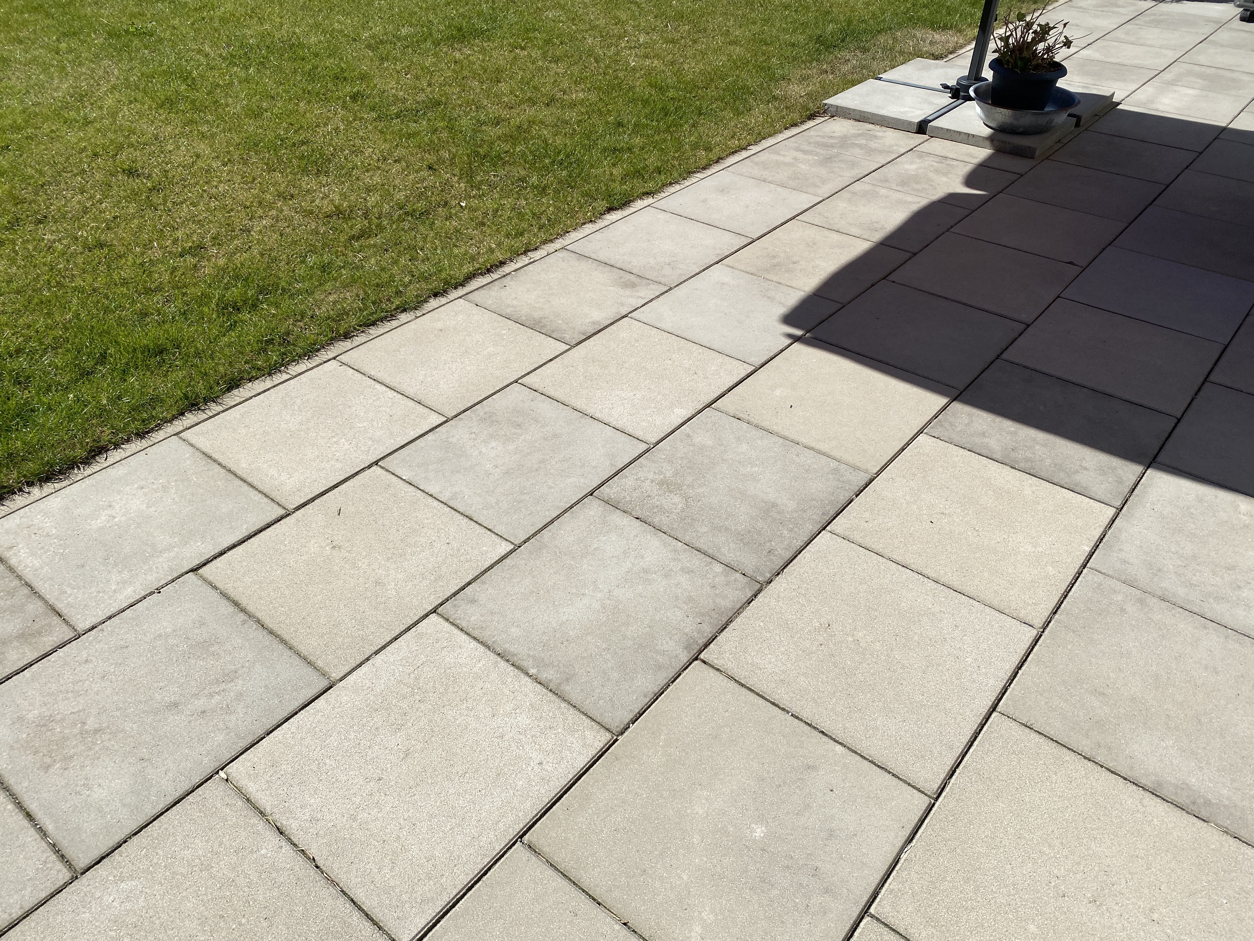 polygonalplatten-auf-vorhandene-terrasse-betonplatten-verlegen-392681-1.jpeg