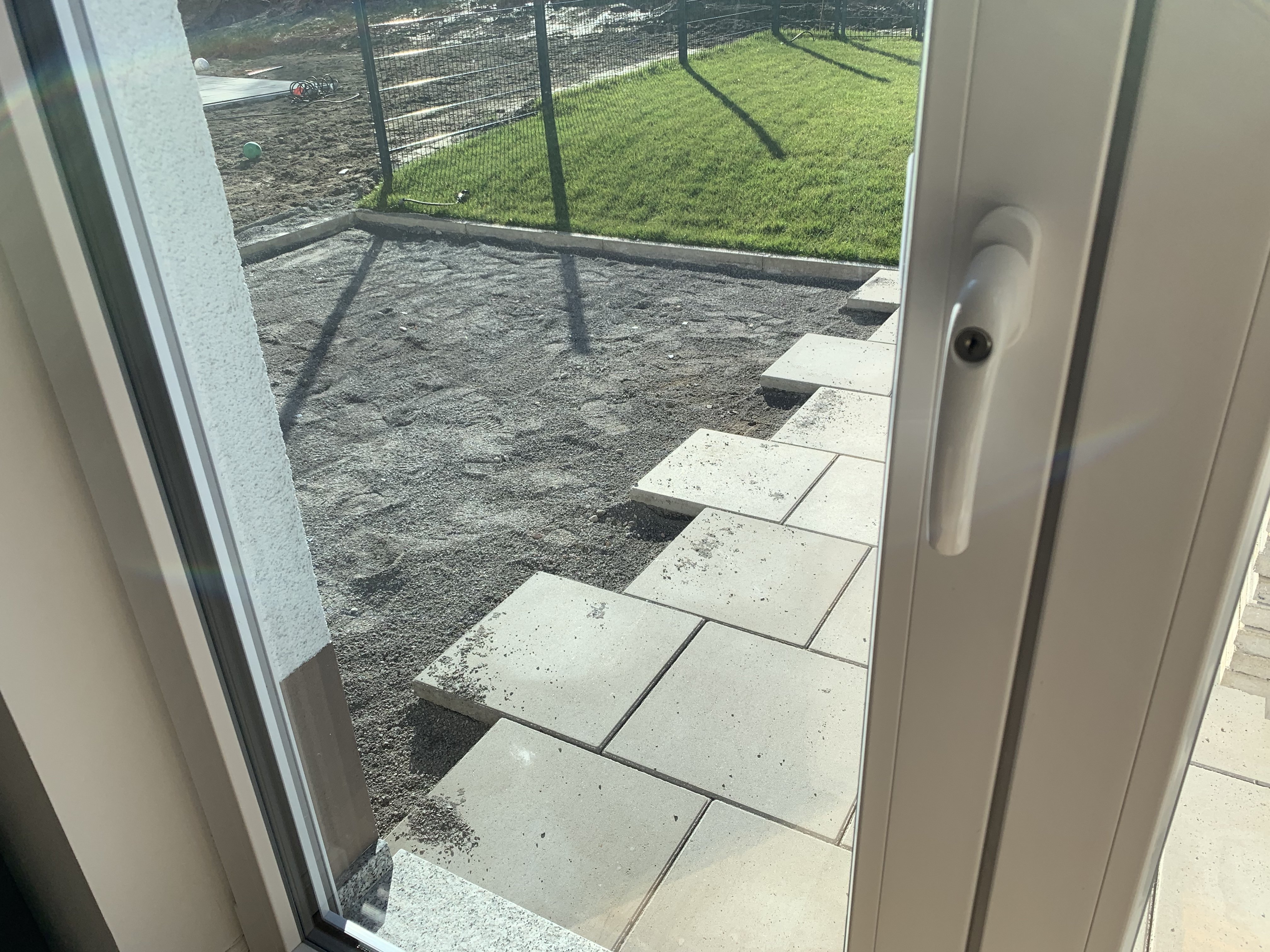 polygonalplatten-auf-vorhandene-terrasse-betonplatten-verlegen-392681-2.jpeg