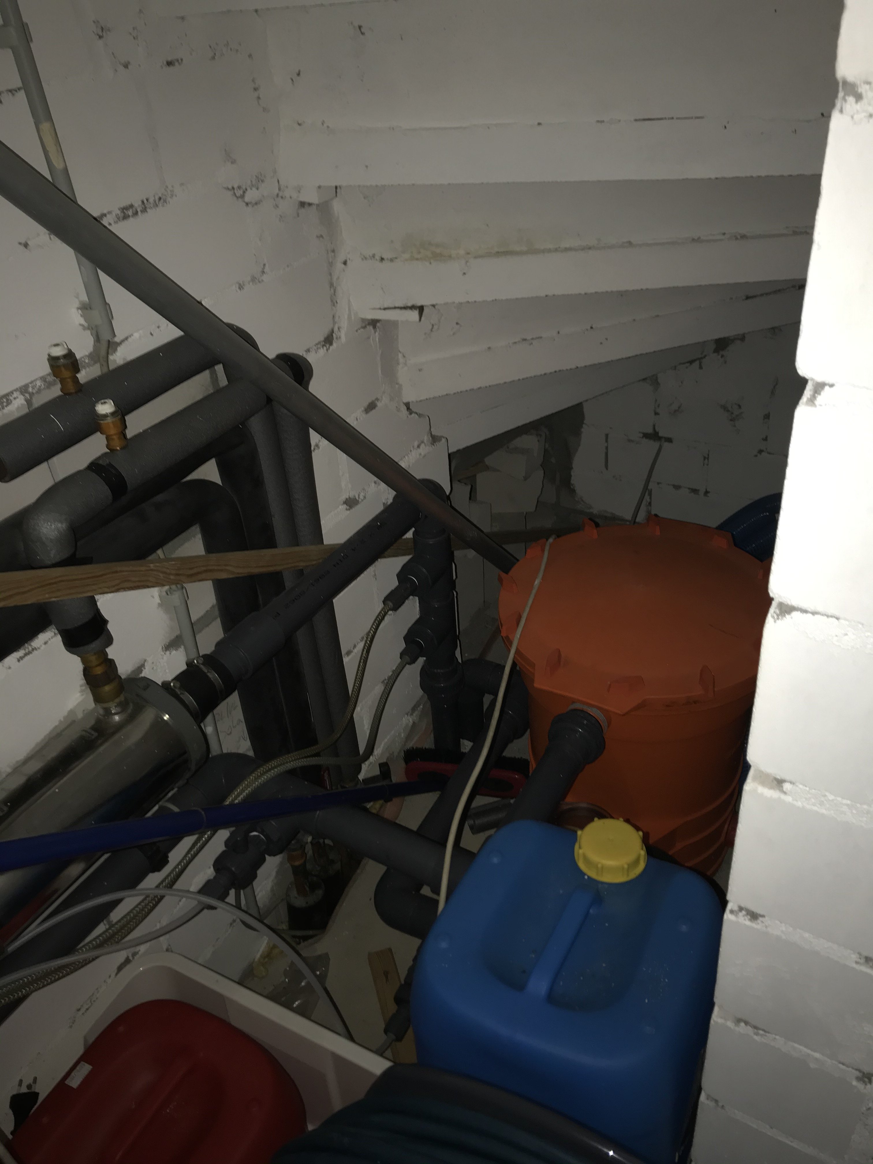 poolanlage-saeubern-und-luftentfeuchter-465447-5.jpg