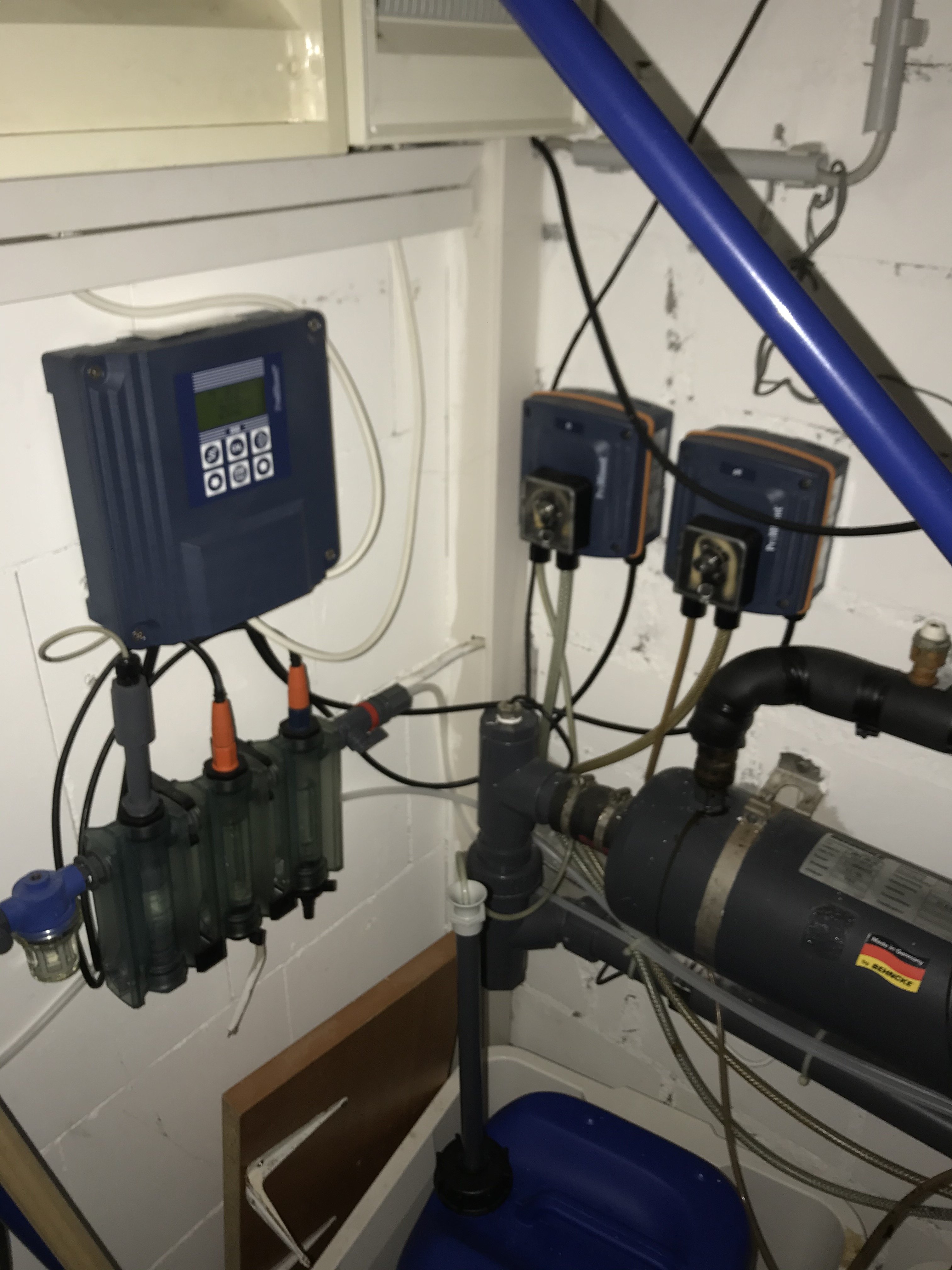 poolanlage-saeubern-und-luftentfeuchter-465447-7.jpg