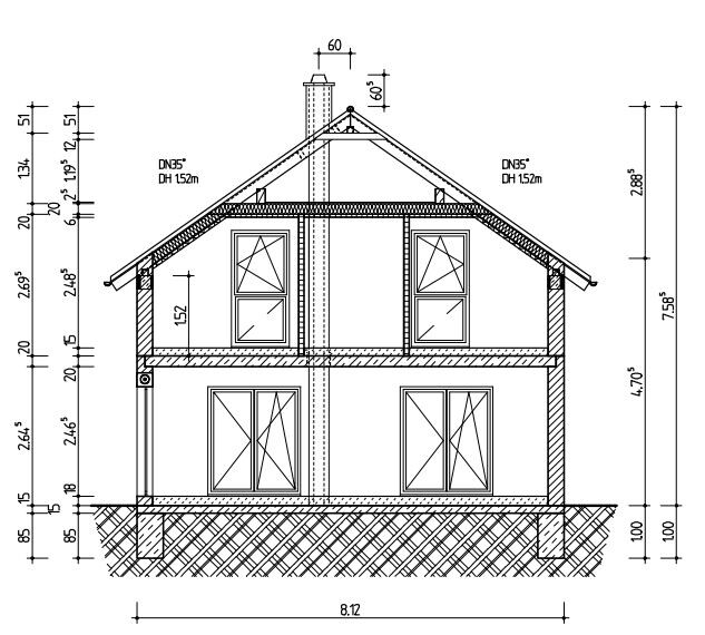Querschnitt eines mehrstöckigen Hauses mit Dachkonstruktion, Fenstern und Fundament, Maßangaben