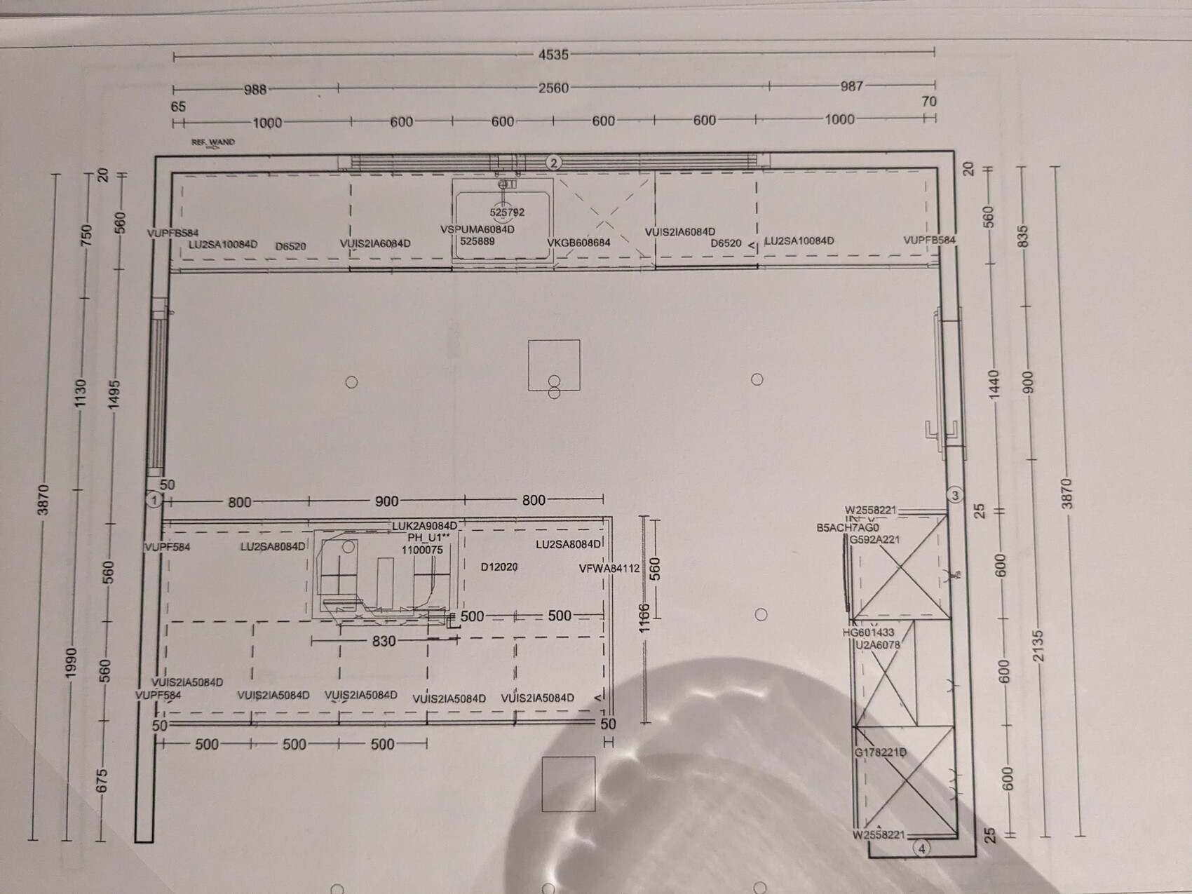 Detaillierter Grundriss eines Innenraums mit Wänden, Türen und Maßlinien in mm.