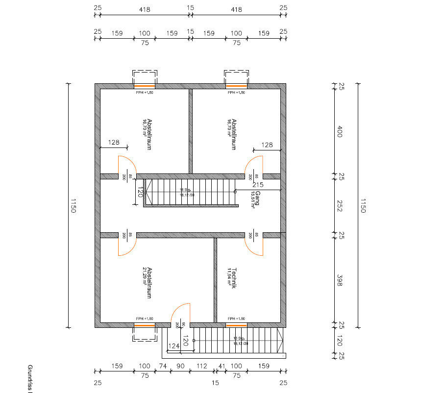 Grundriss einer Etage: zentrale Treppe, vier Räume (Abstell-/Technikräume) und Türen.