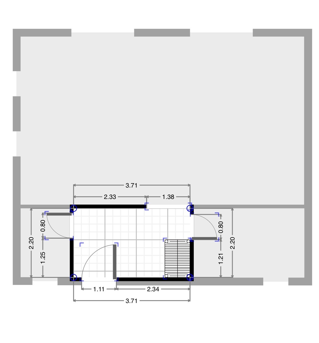 Grundrissplan eines Gebäudeteils mit Türen, Treppen und Maßangaben.