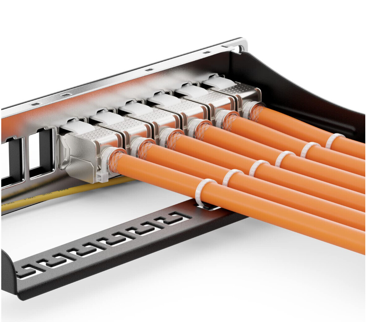 Mehrere orange Glasfaserkabel führen in einen Patchpanel-Verteiler in einem Serverrack.