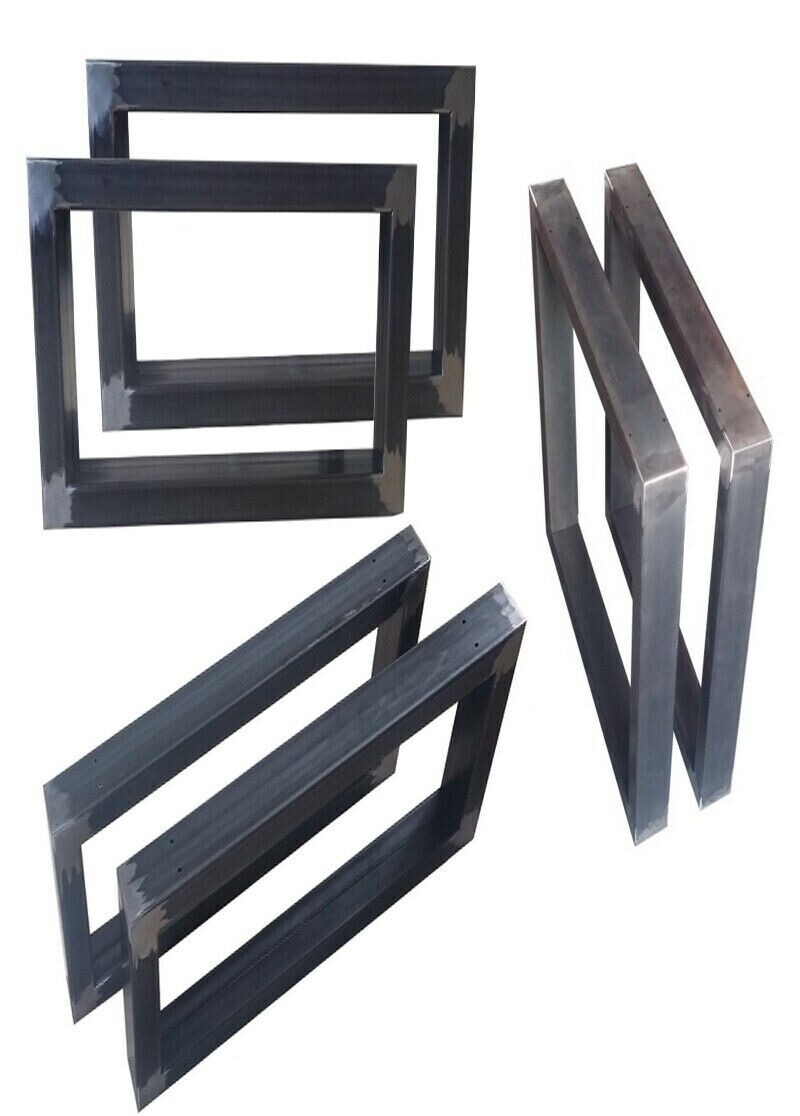 Mehrere dunkle metallene quadratische Rahmen aus Stahl, schräg angeordnet und perspektivisch gesetzt.