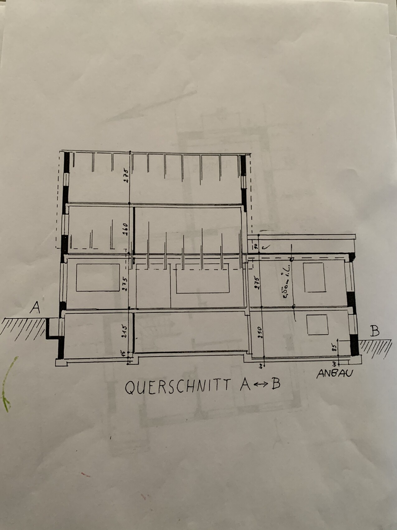 Querschnitt A-B eines mehrstöckigen Gebäudes mit Anbau und Maßlinien.